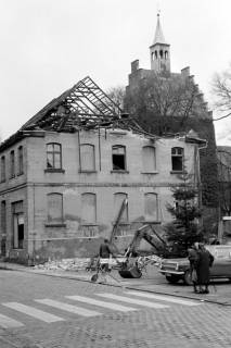 ARH Slg. Weber 02-024/0002, Abriss des Wohn- und Geschäftshauses Schaumann am Markt, im Hintergrund Margarethenkirche, Gehrden, zwischen 1965/1970