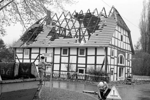 ARH Slg. Weber 02-024/0014, Feuerwehreinsatz an einem Haus in der Hainwiese Ecke Wiesenstraße mit zerstörtem Dach, Redderse, zwischen 1980/1990