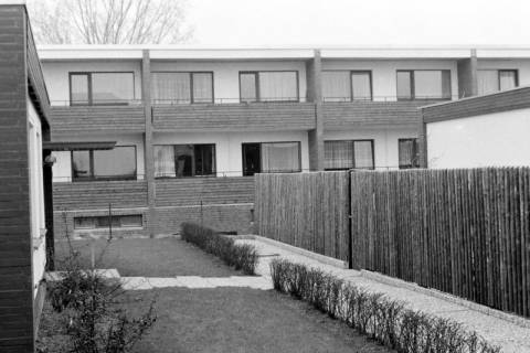 ARH Slg. Weber 02-024/0019, Rückseite der Wohnanlage für Senioren an der Parkstraße, Gehrden, zwischen 1975/1980