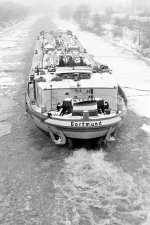 ARH Slg. Weber 02-025/0002, Ein Schiff auf dem halbgefrorenen Mittellandkanal, zwischen 1980/1990