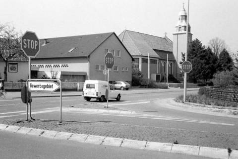 ARH Slg. Weber 02-025/0004, Kreuzung Nedderntor / Schulstraße / Ronnenberger Straße, in der Bildmitte: Pfarrzentrum der St. Bonifatiuskirche, Gehrden, zwischen 1980/1990