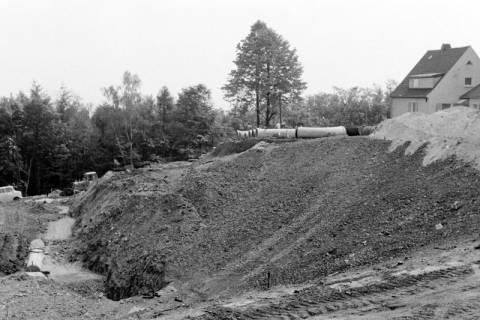 ARH Slg. Weber 02-025/0016, Aushebung einer Grube zur Verlegung von Kanalrohren, Gehrden, zwischen 1975/1980