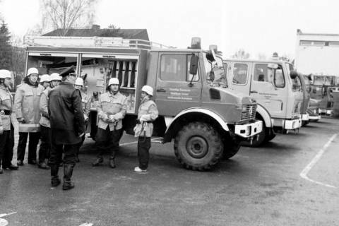 ARH Slg. Weber 02-026/0003, Grundlehrgang für Feuerwehrmannanwärter mit Fahrzeugschau auf dem Schulhof der Grundschule Am Castrum, Gehrden, zwischen 1980/1990