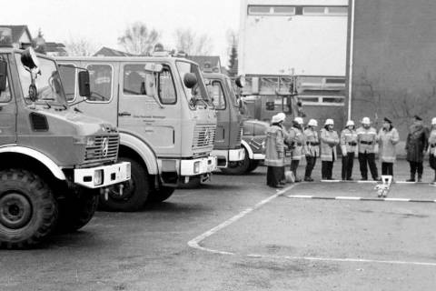 ARH Slg. Weber 02-026/0004, Grundlehrgang für Feuerwehrmannanwärter mit Fahrzeugschau auf dem Schulhof der Grundschule Am Castrum, Gehrden, zwischen 1980/1990