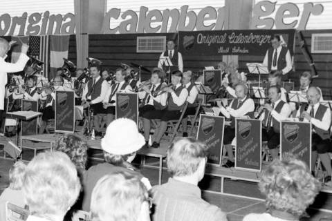 ARH Slg. Weber 02-026/0007, Auftritt des Blasorchesters "Original Calenberger" der Stadt Gehrden in der Sporthalle Lange Feldstraße, Gehrden, zwischen 1980/1990