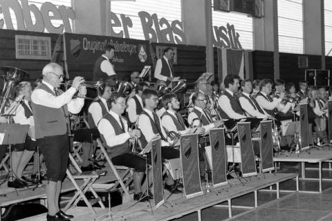 ARH Slg. Weber 02-026/0008, Auftritt des Blasorchesters "Original Calenberger" der Stadt Gehrden in der Sporthalle Lange Feldstraße, Gehrden, zwischen 1980/1990