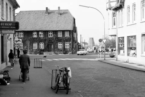 ARH Slg. Weber 02-026/0009, Blick vom Steinweg auf die Nordstraße, in der Mitte Hof Grefe, links Blumen-Behre Fleurop, rechts Bäckerei Ulli Geisemeyer, im Hintergrund Wendlands Mühle, Gehrden, zwischen 1965/1970