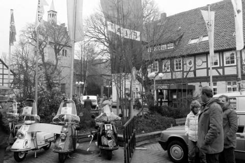 ARH Slg. Weber 02-027/0004, Fahrzeugausstellung auf dem Marktplatz, im Hintergrund die Margarethenkirche und das Hotel Ratskeller, Gehrden, zwischen 1980/1990
