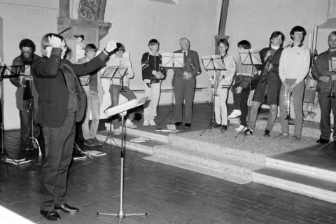 ARH Slg. Weber 02-027/0011, Auftritt des Posaunenchors Gehrden mit seinem Dirigent Reinhard Großer in der Margarethenkirche, Gehrden, zwischen 1980/1990