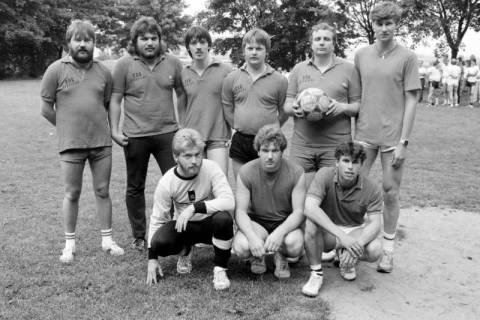 ARH Slg. Weber 02-027/0014, Gruppenfoto des Tischtennisvereins SSG Redderse bei einem Fußballspiel, Vorsitzender Wolfgang Müller mit Ball, zwischen 1980/1990