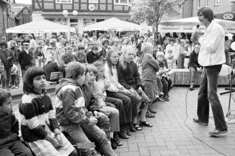 ARH Slg. Weber 02-027/0015, Auftritt der Kindergesangsgruppe "Das fröhliche Dutzend" bei einem Stadtfest auf dem Marktplatz, Gehrden, zwischen 1980/1990