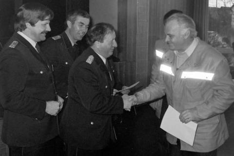 ARH Slg. Weber 02-027/0016, Zeugnisausgabe beim Feuerwehrgrundlehrgang für Feuerwehrmannanwärter in der Festhalle, Gehrden, zwischen 1980/1990