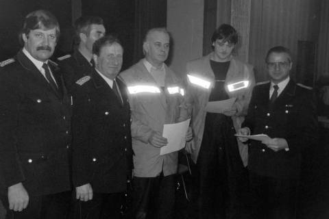 ARH Slg. Weber 02-027/0017, Zeugnisausgabe beim Feuerwehrgrundlehrgang für Feuerwehrmannanwärter in der Festhalle, Gehrden, zwischen 1980/1990