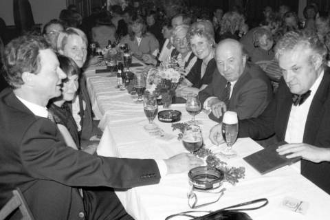 ARH Slg. Weber 02-027/0018, Personen sitzen an einer Tafel bei einem Tanzabend der Gehrdener Landwirte im Schützenhaus Gehrden, zwischen 1975/1980