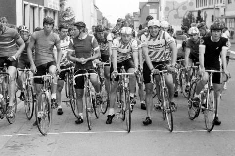 ARH Slg. Weber 02-027/0020, Startaufreihung bei einem Radrennen, zwischen 1980/1990