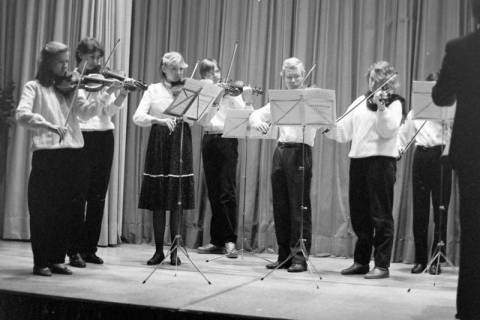 ARH Slg. Weber 02-027/0024, Auftritt einer Geigengruppe in der Festhalle, Gehrden, zwischen 1980/1990