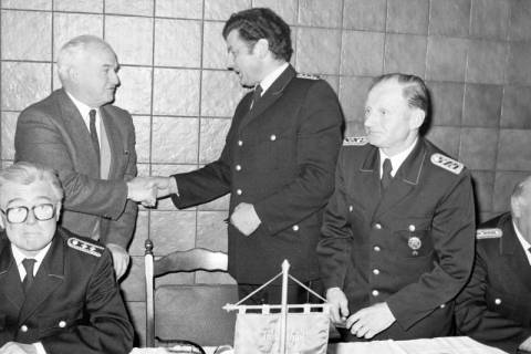ARH Slg. Weber 02-028/0005, Gehrdens Bürgermeister Helmut Oberheide gratuliert Ortsbrandmeister Klaus Blank, zwischen 1980/1990