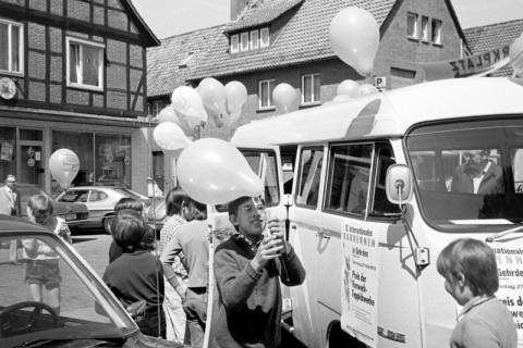 ARH Slg. Weber 02-028/0011, Kinder erhalten Ballons zum 12. internationalem Radrennen in Gehrden, 1973