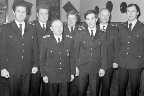 ARH Slg. Weber 02-028/0014, Gruppenfoto der Feuerwehr Gehrden mit v.l. Ortsbrandmeister Klaus Blank, Wilfried Fritschen, Friedrich Rascher, Achim Flohr, N.N., Ernst Grastorf und N.N., zwischen 1980/1990