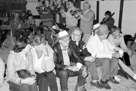 ARH Slg. Weber 02-029/0001, Personen sitzen vor einem Auftritt eines Blasorchester auf Strohballen beim Erntedankfest in Everloh, zwischen 1980/1990
