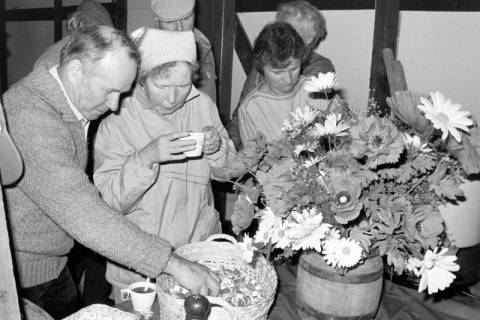 ARH Slg. Weber 02-029/0002, Personen bedienen sich an einem Kaffee Buffet beim Erntedankfest in Everloh, zwischen 1980/1990