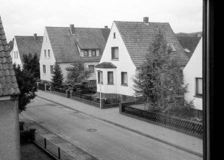 ARH Slg. Weber 02-029/0011, Blick aus einem Fenster auf die Südstraße Nr. 6 / Nr. 8 in südliche Blickrichtung, Gehrden, zwischen 1980/1990