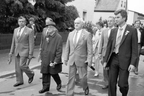 ARH Slg. Weber 02-029/0018, Festausmarsch zum Schützenfest Ottomar-von-Reden durch die Straße Am Castrum, Gehrden, zwischen 1980/1990