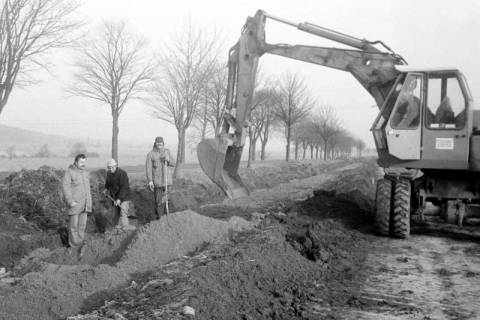 ARH Slg. Weber 02-029/0019, Drei Männer mit einem Bagger bei der Aushebung eines Grabens, zwischen 1980/1990