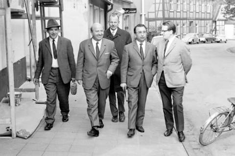 ARH Slg. Weber 02-030/0007, V.l. Karl-Heinz Mazath (SPD), Bürgermeister Gerhard Oberkönig (SPD), Hans Kleinau (CDU), Bundestagsabgeordneter Werner Marquardt (SPD) aus Laatzen und N.N. in der Kirchstraße, im Hintergrund das Rathaus, Gehrden, zwischen 1970/1980