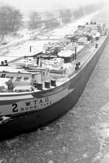 ARH Slg. Weber 02-030/0008, Ein Schiff fährt über den halbgefrorenen Mittellandkanal, zwischen 1980/1990