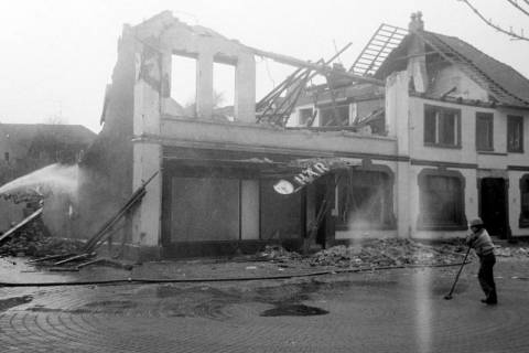ARH Slg. Weber 02-030/0012, Abriss der Gaststätte Deutsches Haus am Steinweg, Gehrden, zwischen 1980/1990