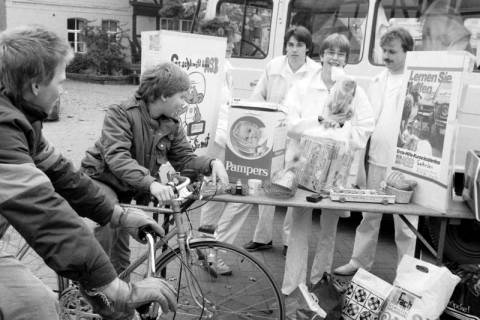 ARH Slg. Weber 02-030/0013, Junge Mitglieder des Arbeiter-Samariter-Bunds mit Jugendgruppenleiter Benno Blings (rechts) an ihrem Stand auf dem Marktplatz, Gehrden, zwischen 1980/1990