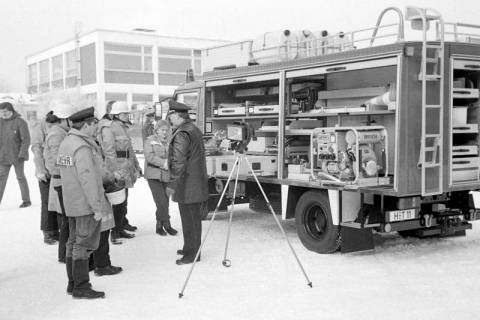 ARH Slg. Weber 02-031/0003, Gemeinsamer Grundlehrgang für Feuerwehrmann-Anwärter der Feuerwehren aus Gehrden und Wennigsen auf dem Schulhof der Grundschule Am Castrum, Gehrden, zwischen 1980/1990