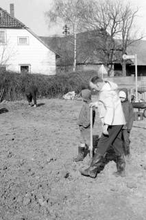 ARH Slg. Weber 02-031/0011, Ein Mann gräbt mit einer Schaufel auf einem Stück Brachland, zwischen 1980/1990