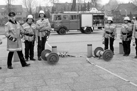 ARH Slg. Weber 02-031/0017, Junge Mitglieder der Feuerwehr mit Frank Oberheide (links) bei einem Grundlehrgang auf dem Schulhof der Grundschule Am Castrum, Gehrden, zwischen 1990/2000