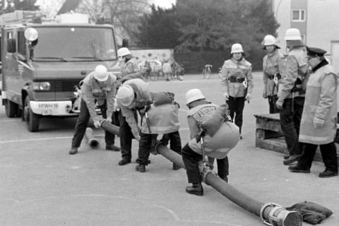 ARH Slg. Weber 02-031/0019, Junge Mitglieder der Feuerwehr bei einem Grundlehrgang auf dem Schulhof der Grundschule Am Castrum, Gehrden, zwischen 1990/2000