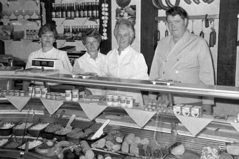 ARH Slg. Weber 02-032/0009, V.r. Fleischermeister Wilhelm Beier, Frau Bess, Frau Sonntag und Margot Beier in der Fleischerei Beier im Steinweg, Gehrden, zwischen 1980/1990