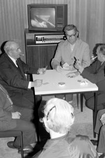 ARH Slg. Weber 02-033/0001, Mehrere Männer spielen an einem Tisch in der Altenbegegnungsstätte gemeinsam Karten, Gehrden, zwischen 1980/1990