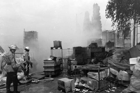 ARH Slg. Weber 02-033/0006, Mitglieder der Feuerwehr beim Löschen eines Brands der Mülldeponie?, zwischen 1980/1990