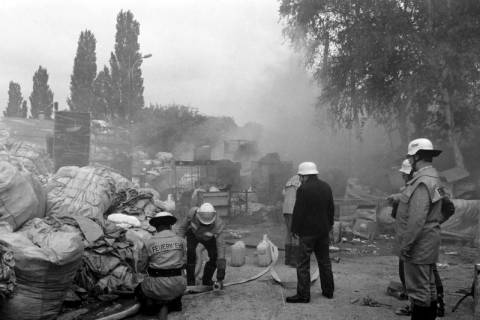 ARH Slg. Weber 02-033/0007, Mitglieder der Feuerwehr beim Löschen eines Brands der Mülldeponie?, zwischen 1980/1990