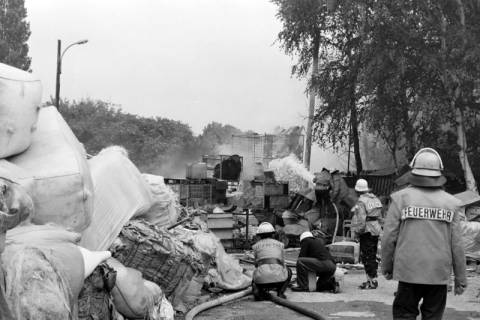 ARH Slg. Weber 02-033/0008, Mitglieder der Feuerwehr beim Löschen eines Brands der Mülldeponie?, zwischen 1980/1990