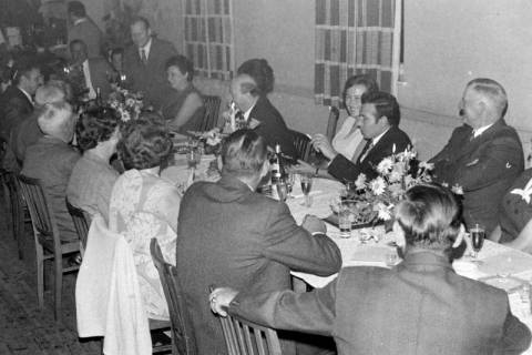 ARH Slg. Weber 02-033/0012, Geselliges Treffen von Mitgliedern von Rat und Verwaltung mit ihren Ehefrauen, Gehrden, zwischen 1970/1975