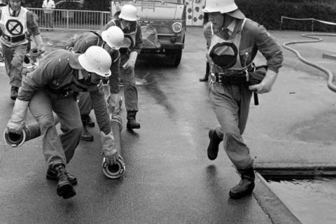 ARH Slg. Weber 02-033/0013, Wettkampf der Gehrdener Feuerwehren auf dem Schulhof der Grundschule Am Castrum, Gehrden, zwischen 1980/1990