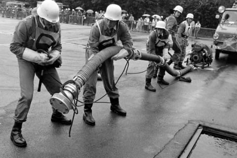 ARH Slg. Weber 02-033/0016, Wettkampf der Gehrdener Feuerwehren auf dem Schulhof der Grundschule Am Castrum, Gehrden, zwischen 1980/1990