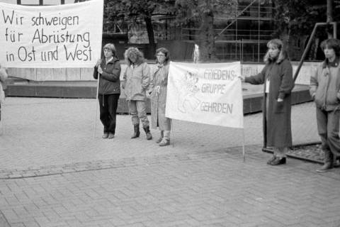 ARH Slg. Weber 02-033/0020, Demonstration der Friedensgruppe Gehrden, um 1975