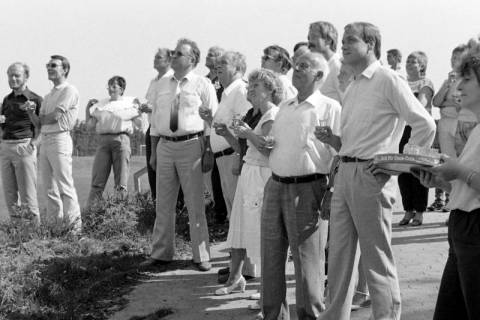 ARH Slg. Weber 02-033/0022, Stadtdirektor Hans Bildhauer (rechts) und weitere Personen bei einer Veranstaltung auf der Sportanlage des SV Gehrden in der Lange Feldstraße, Alt-Gehrden, zwischen 1980/1990