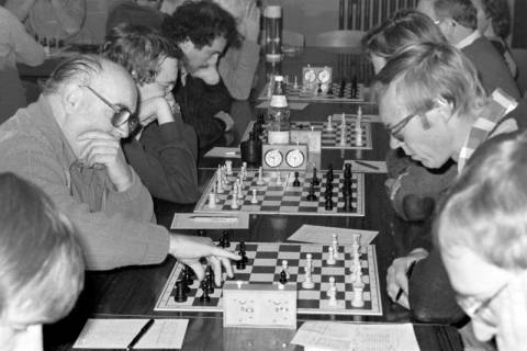 ARH Slg. Weber 02-034/0004, Mitglieder (u.a. r. Werner Tode aus Gehrden) der Schachvereinigung Calenberg bei einer Vereinsmeisterschaft, zwischen 1980/1990