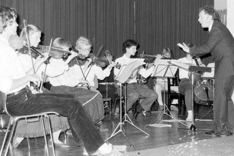 ARH Slg. Weber 02-035/0004, Auftritt einer Streichergruppe mit dem Dirigenten Erich Kolb in der Aula des Matthias-Claudius-Gymnasium, Gehrden, zwischen 1980/1990