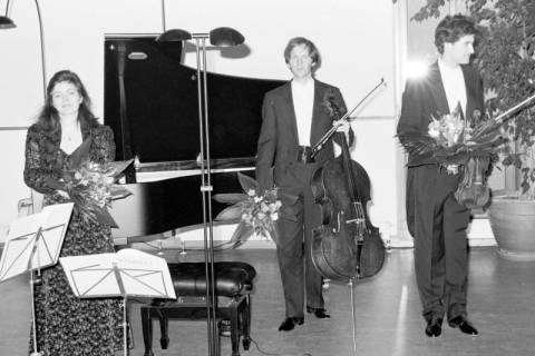ARH Slg. Weber 02-035/0008, Eine Streichergruppe nach ihrem Auftritt mit Blumensträußen im Bürgersaal des Rathauses, Gehrden, zwischen 1992/2000