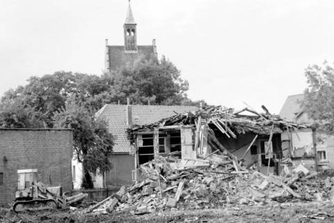 ARH Slg. Weber 02-035/0009, Ein halb abgerissenes Gebäude, im Hintergrund die Margarethenkirche, Gehrden, zwischen 1980/1990
